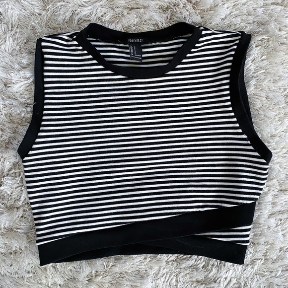 Forever 21 Tops - 3/$12🌼Black and white crop top